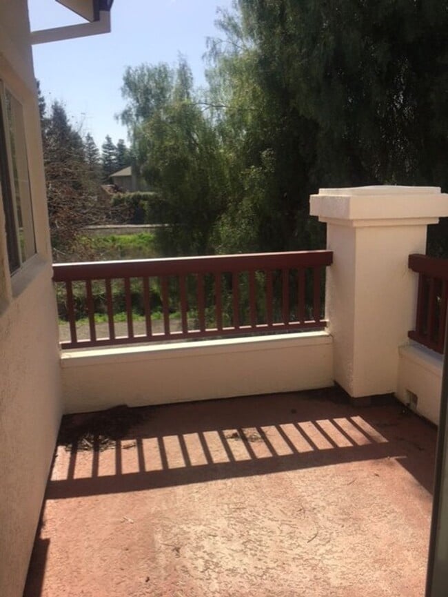Building Photo - Outstanding 2 bd 2 bth Condo in prime Plea...
