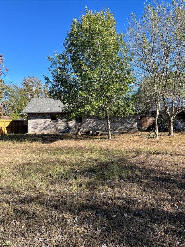 Building Photo - 705 Guadalimar St