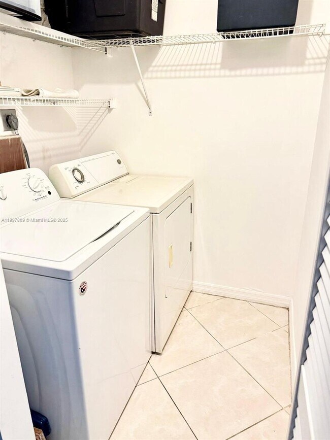 Building Photo - 19501 E Country Club Dr