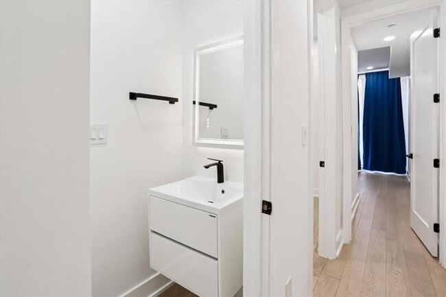 Building Photo - 517 Montana Ave NE