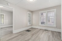 Building Photo - Charming 1-Bed/1-Bath Apartment – Newly Renovated