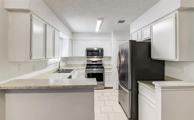Building Photo - 13001 Campos Dr
