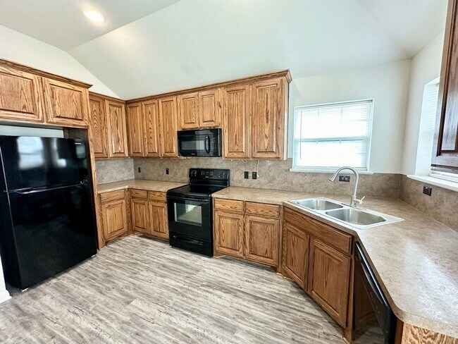 Building Photo - Charming home in Midway ISD.