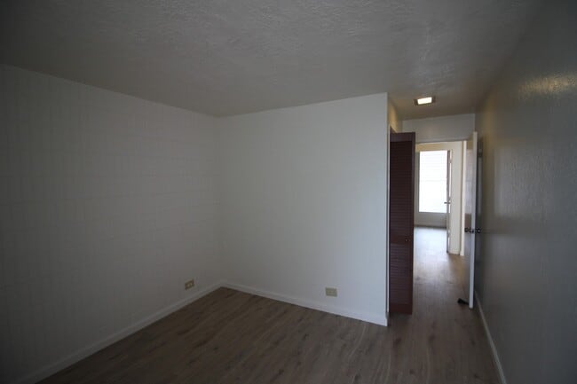 Building Photo - 2 bed, 1 bath, 1 parking Unit available in...