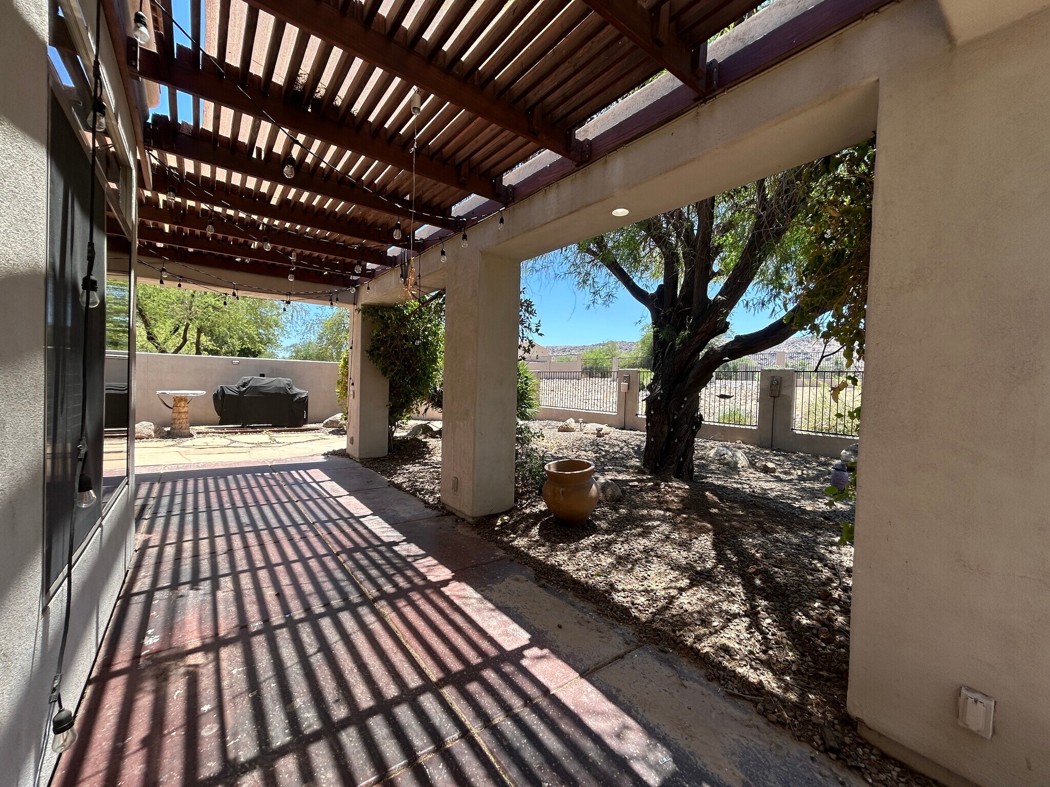 Building Photo - 2041 E Fawn Dr