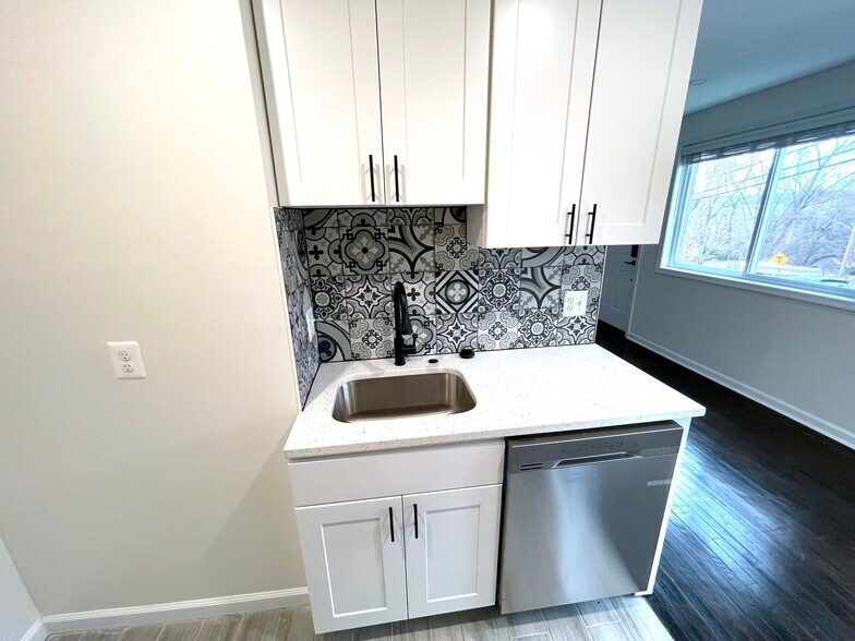 Kitchen Right - 131 Joliet St SW