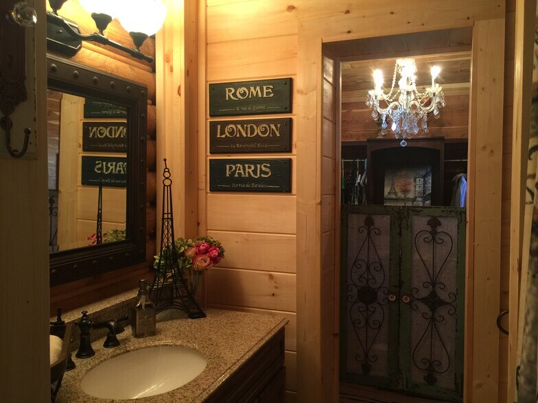 Main level bath - 1011 Lake Shore Dr