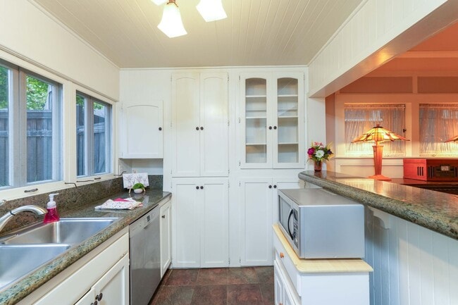 Building Photo - COMING SOON!!! BEAUTIFUL HISTORIC HOME LOC...