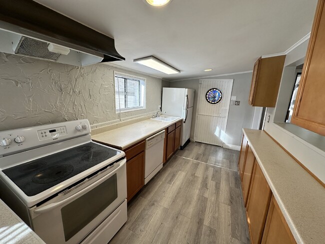 Building Photo - AVAILABLE JULY! Student Housing near DU Campus!