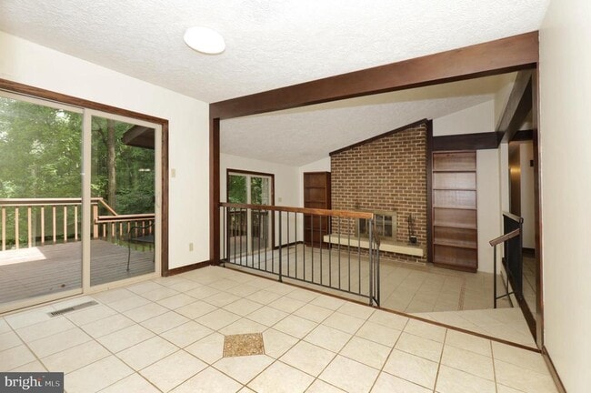 Building Photo - 11800 Wolf Run Ln