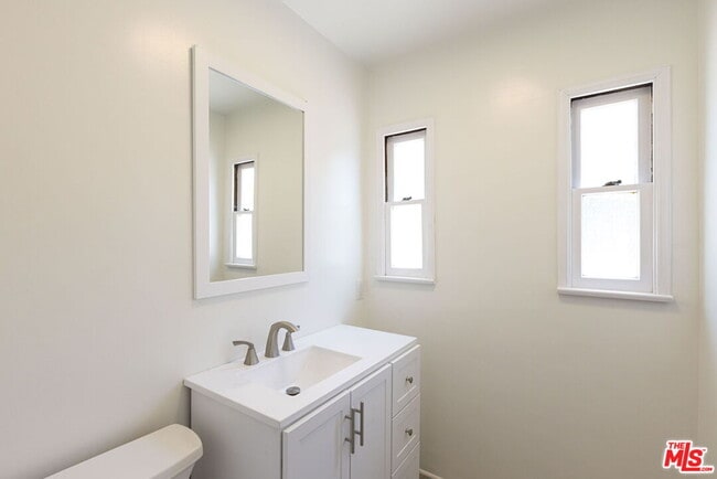 Building Photo - 2547 Canyon Dr