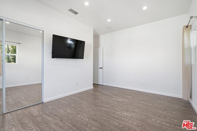 Building Photo - 455 Rexford Dr