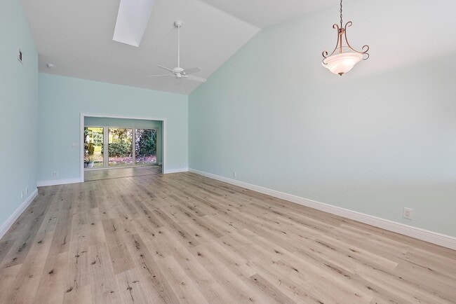 Building Photo - 10808 SE Sea Pines Cir