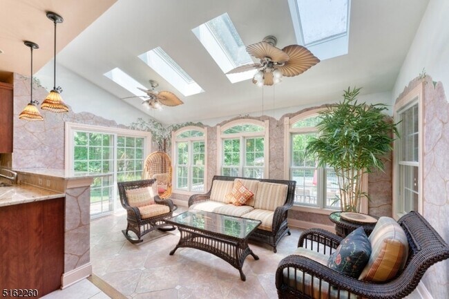 Building Photo - 12 Fieldflower Dr