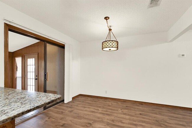 Building Photo - 850 Mission Hills Dr