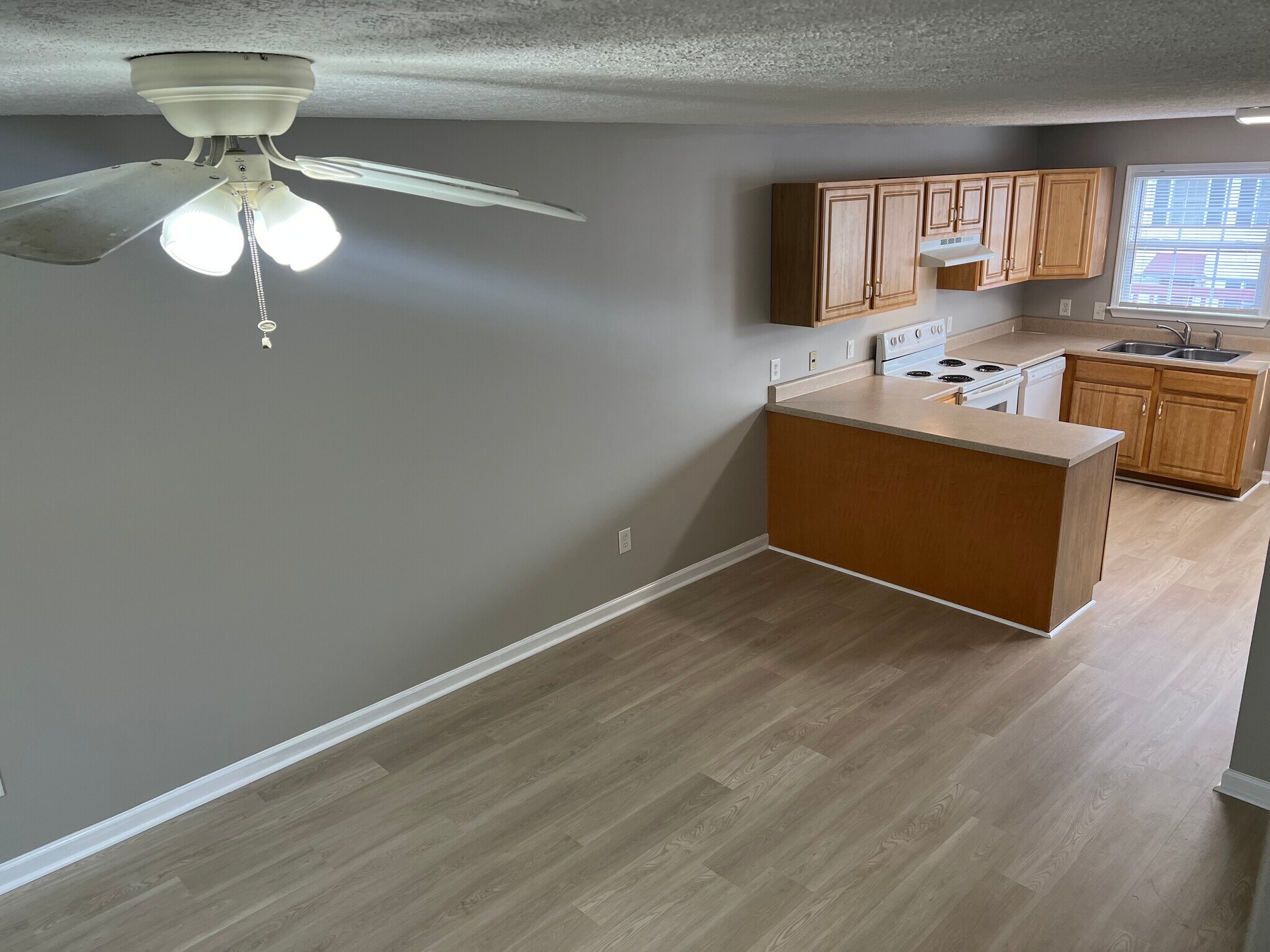 Building Photo - 577 Beaverview Dr