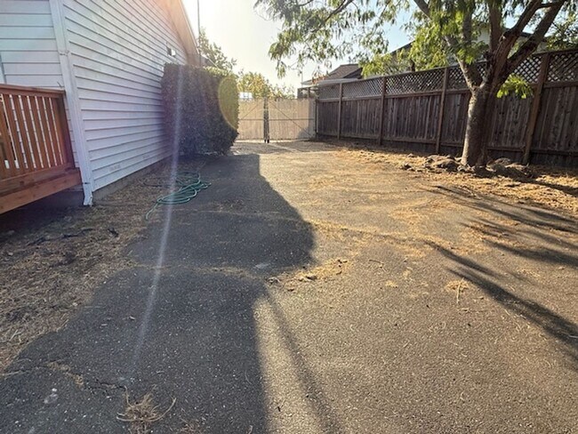 Building Photo - For Rent – Charming 2-Bedroom Home in Rinc...