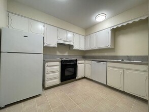 Building Photo - Spacious Montavilla 2 Bedroom Top Floor Un...