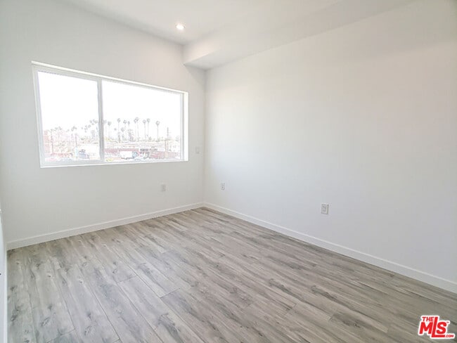 Building Photo - 1229 S Kingsley Dr