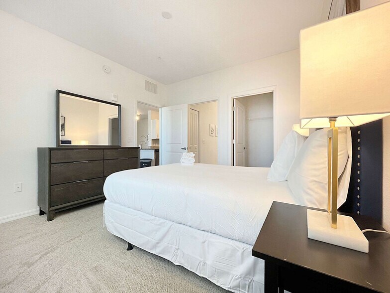 Building Photo - 1222 4th Ave E