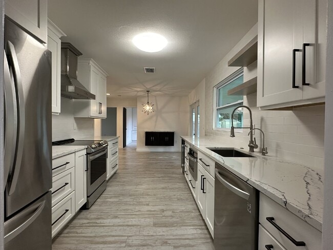 Building Photo - "Charming 2-Bed, 2-Bath North Port Retreat"