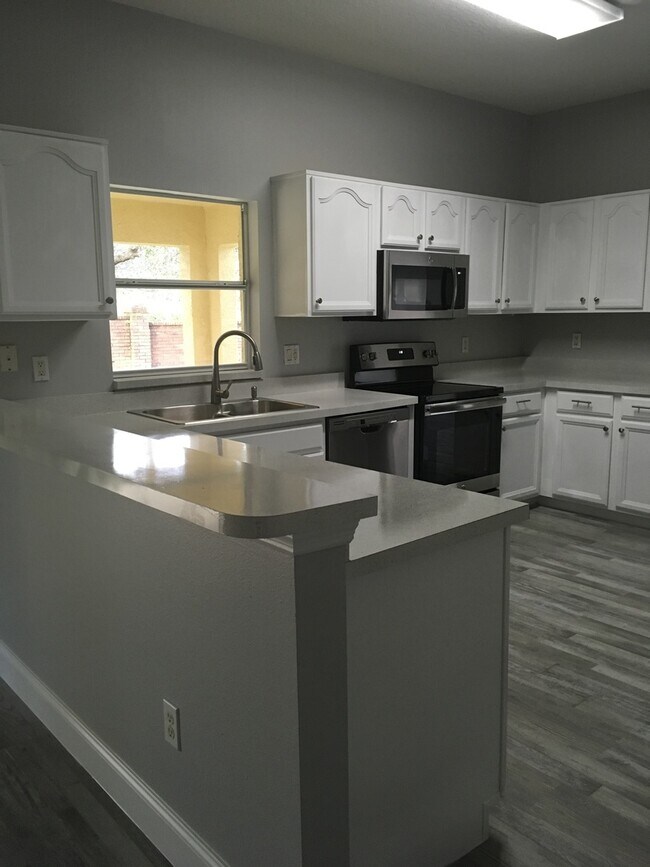 Building Photo - Updated Spacious Home in Oviedo