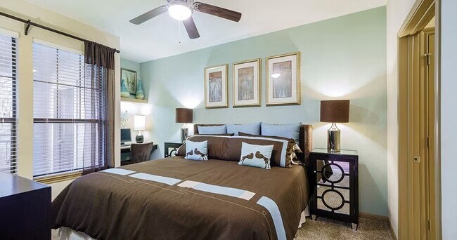 Building Photo - Spacious Living with Urban Convenience!