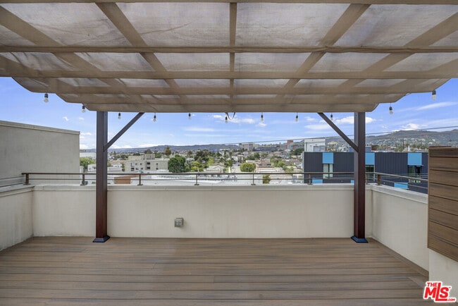 Building Photo - 1045 Manzanita St