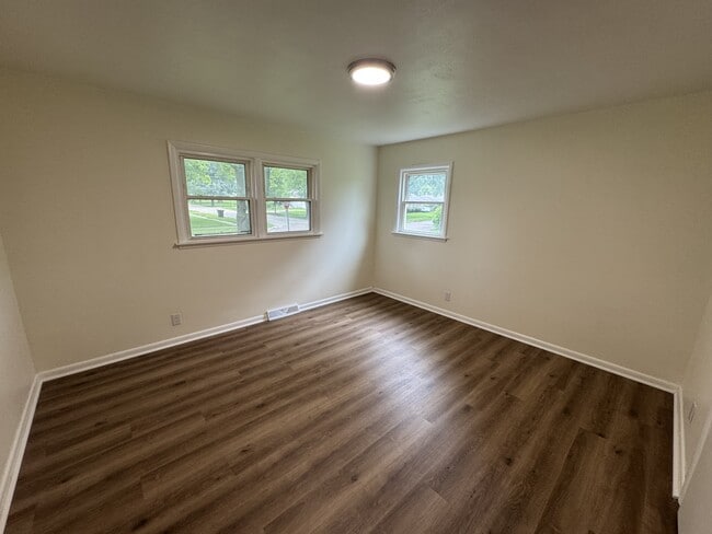 Building Photo - 2737 Broadmoor Dr