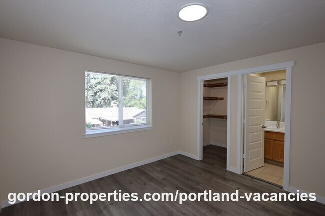 Building Photo - 5407 SE 121st Ave