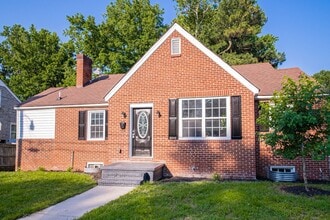Building Photo - 3 Bedrooms, 2 Bathrooms on Colonial Avenue in Colonial Heights! Must SEE!!!