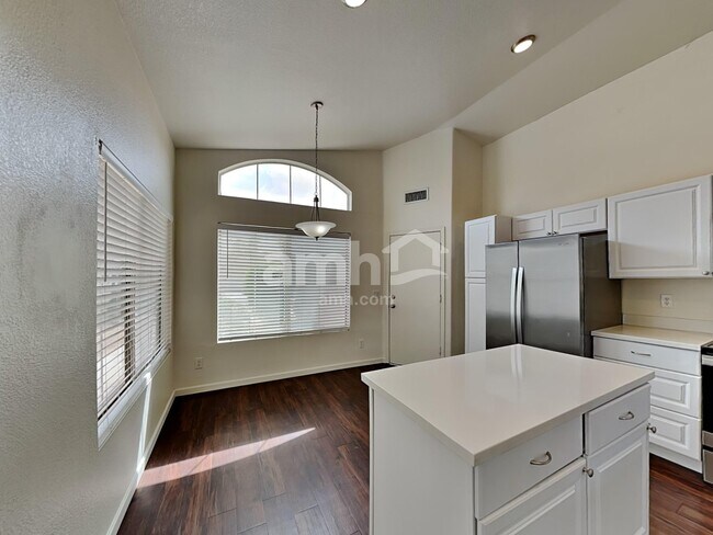 Building Photo - 1272 W Lark Dr