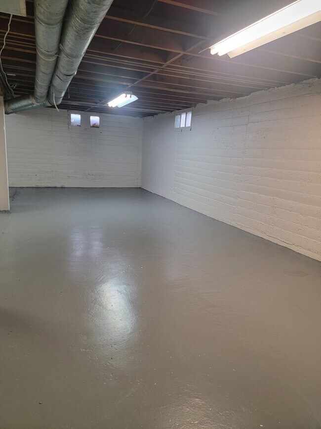 Building Photo - **APPROVED APPLICATIONS**  2 bed 1 bath single family home