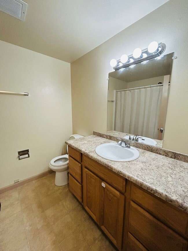 Building Photo - ***PENDING APPLICATION***3 Bedroom Home located in the heart of town! Close to everything!