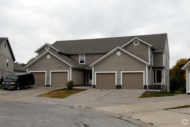 Building Photo - Deer Wood Estates Town Homes