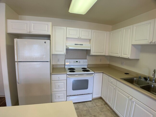 Building Photo - 3 bedrooms with A/C & 2 car garage in Ewa Beach (Spinnaker Place Townhome)! First showing is 12/1...