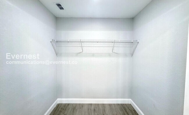 Building Photo - 4 Bed/2 Bath Home with Driveway / Availabl...