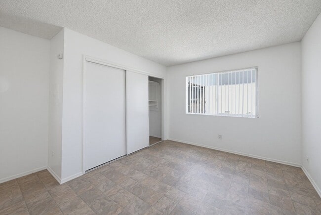 Building Photo - 6907 Whitsett Ave