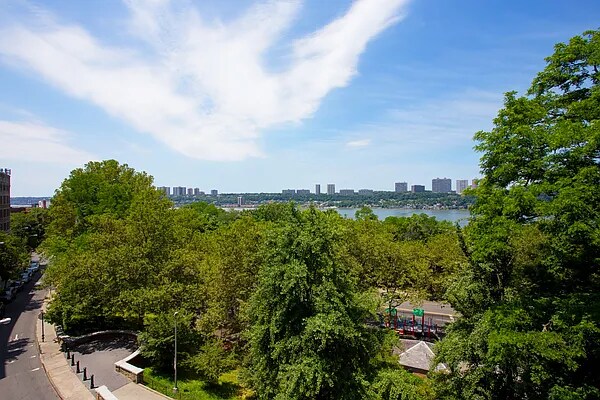 Building Photo - 865 Riverside Dr