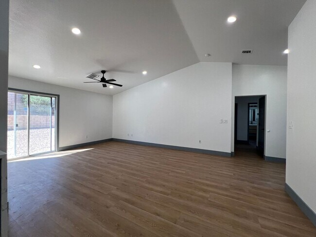 Building Photo - 10704 Paradise Point Dr