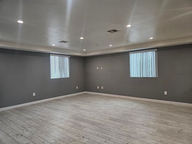Building Photo - 32(839)