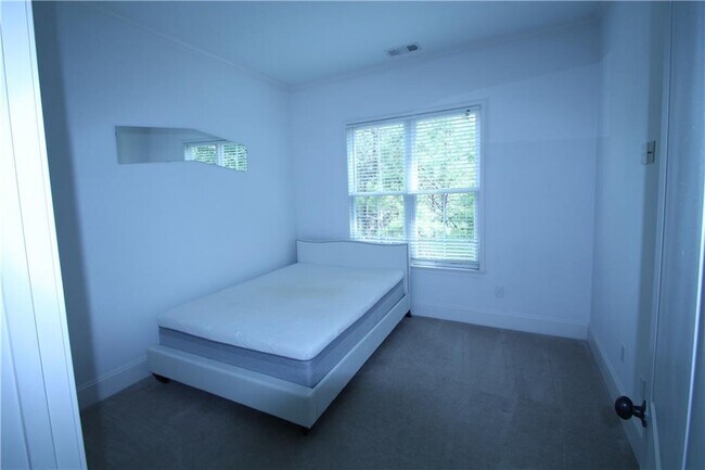 Building Photo - 11 Perimeter Center E