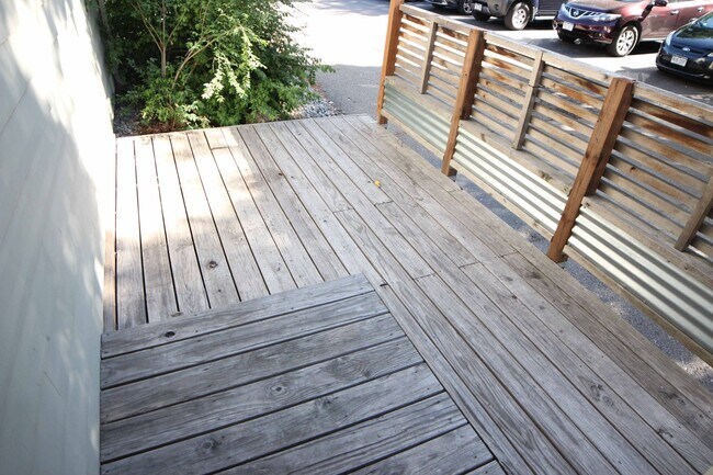 Building Photo - 318-320 W Myrtle