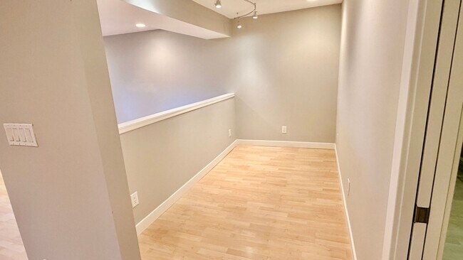 Building Photo - Spacious 4BR Bellevue Home with A/C, Office & Private Yard Near Microsoft
