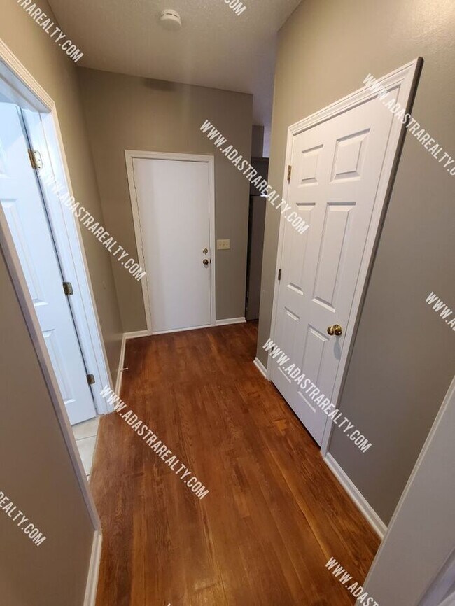 Building Photo - Gorgeous Blue Valley Home-Available NOW!!