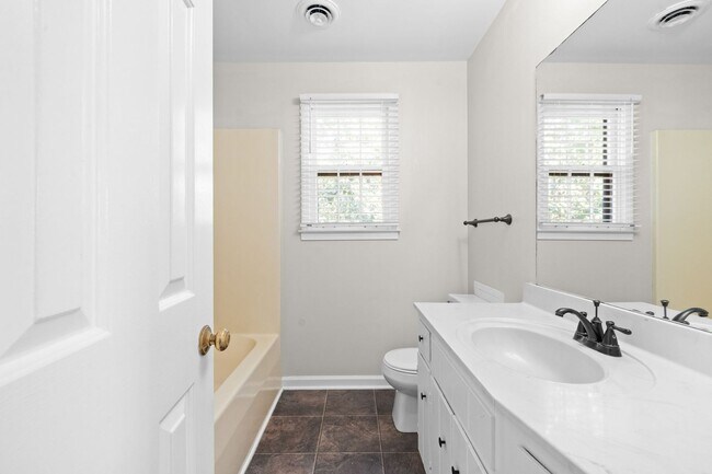 Building Photo - Pet Friendly Three Bedroom in Sango!