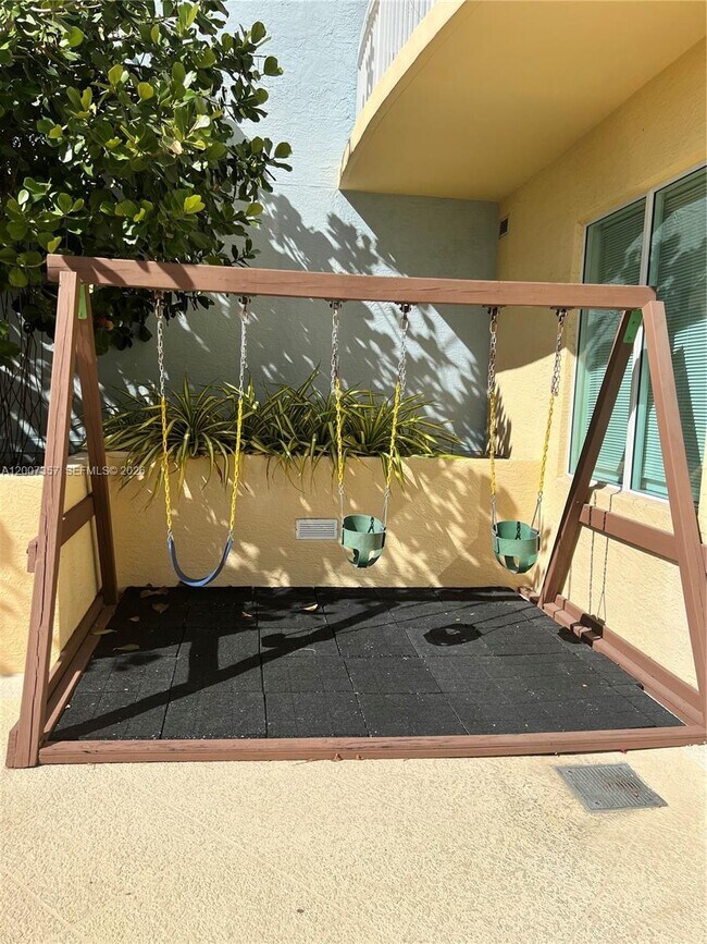 Building Photo - 2475 Brickell Ave