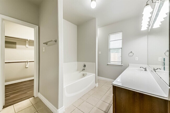 Building Photo - 21617 Horseshoe Dr
