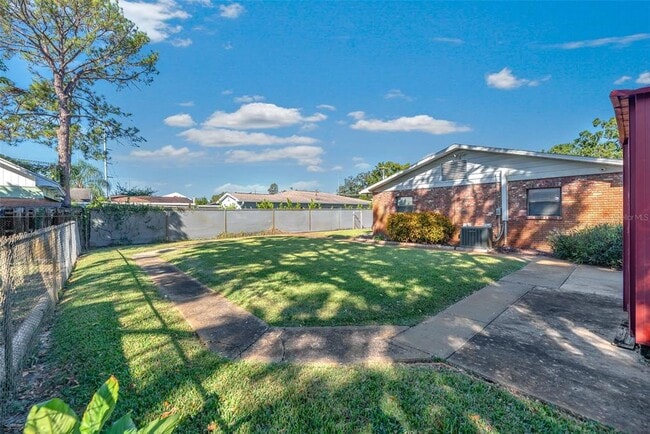 Building Photo - 2912 W Lake Ave