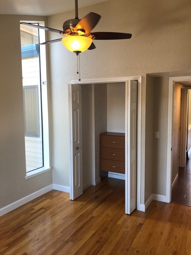 Building Photo - 2Br/2Ba - 1 Car Garage Townhouse in the He...